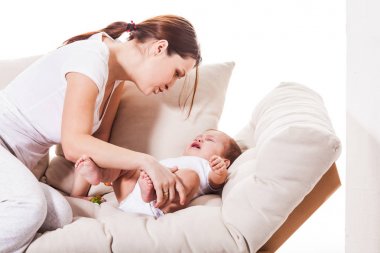 Ağlayan bebek ve annesi
