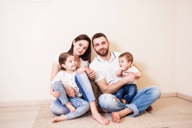 Güzel genç bir aile portresi