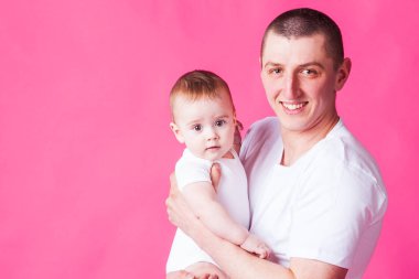 Genç baba bebek tutan