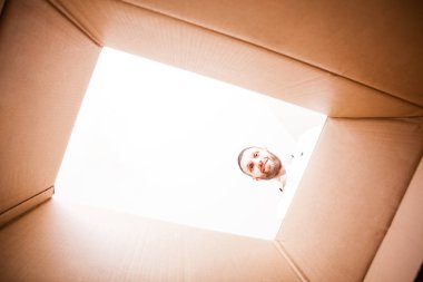 Adam bir kurye çalışıyor