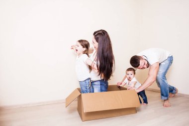 Aile içinde boş bir odaya oynuyor