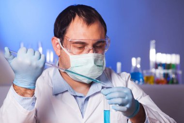 İş yerinde bilim adamı 