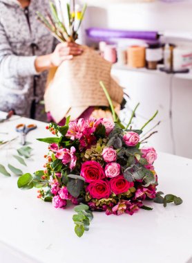 Masanın üzerinde bitmiş buketleri