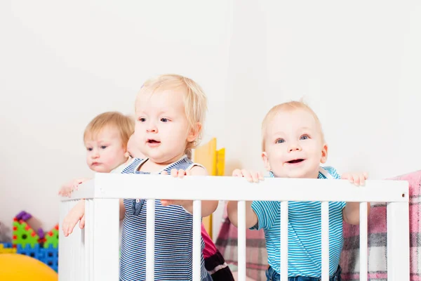 Bebisar i spjälsängen — Stockfoto