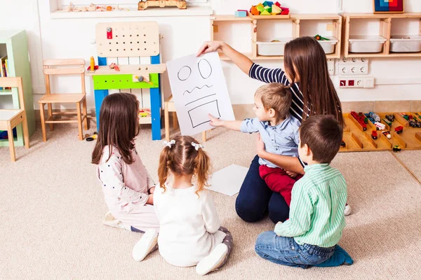 Profesor enseña a los niños diferentes figuras —  Fotos de Stock