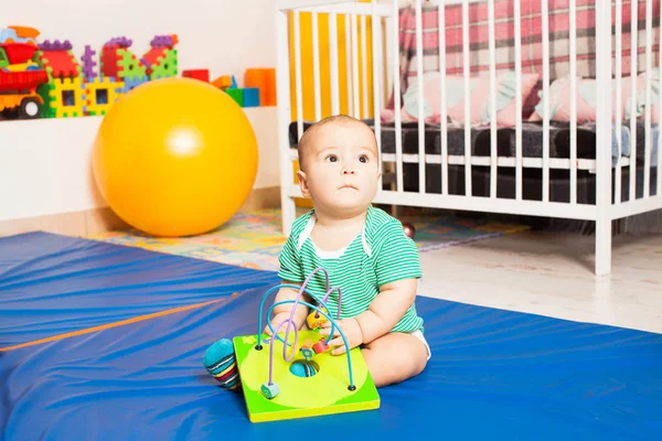 Baby spielt — Stockfoto