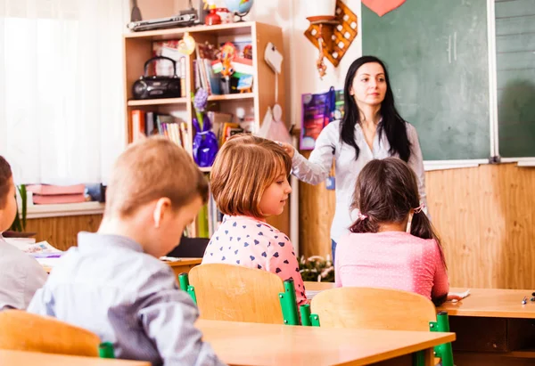 Aranyos diákok dolgoznak keményen, a lecke — Stock Fotó