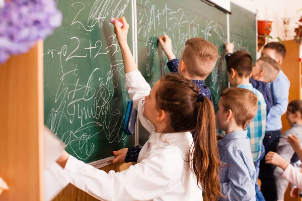 sınıf molası sırasında bir tahta üzerine çekiyor