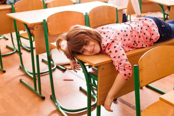 Écolière est fatiguée après une dure journée — Photo