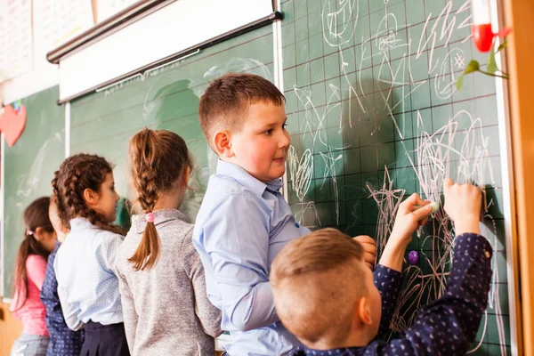 Çocuk her diğer bir mola sırasında iletişim 