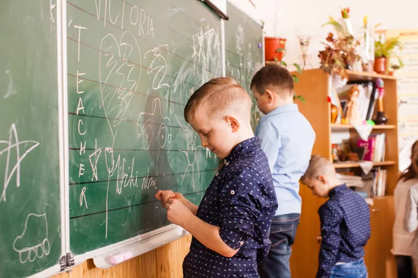 Meninos querem desenhar algo especial — Fotografia de Stock