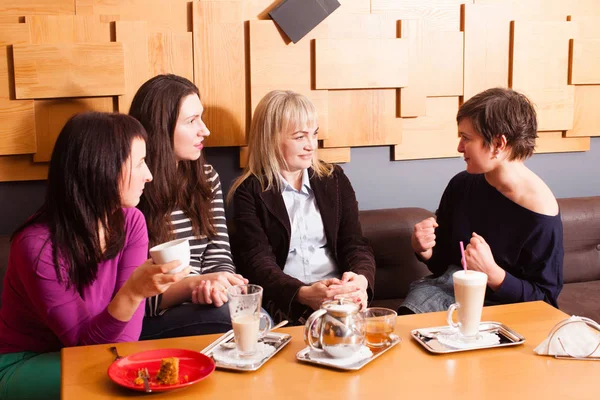 Reunión informal amigos en la cafetería — Foto de Stock