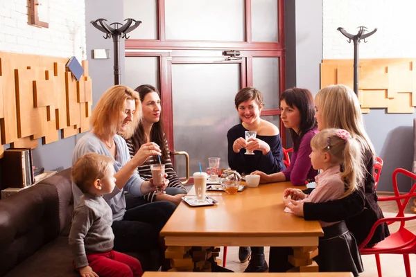 Women and children having a drink — Stock Photo, Image