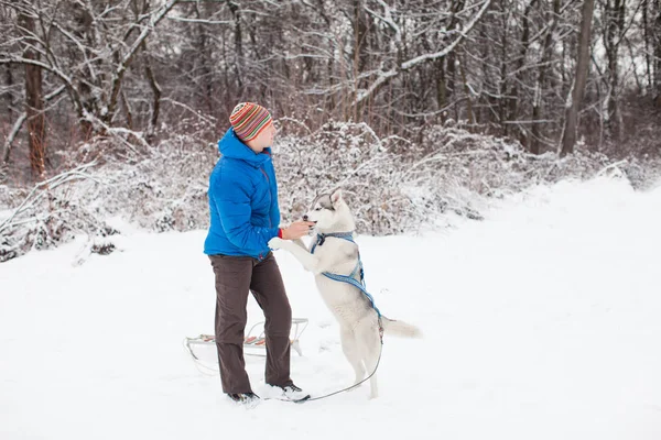 Man with husky dog — Stock Photo, Image