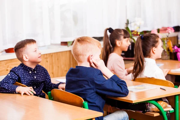 Aranyos diákok figyelnek a tanár a lecke — Stock Fotó