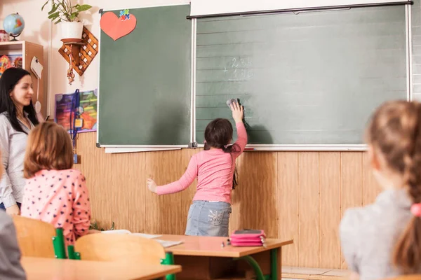 Actieve meisje wil om een antwoord te geven — Stockfoto