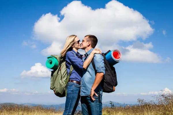 Romantic kiss while traveling — Stock Photo, Image