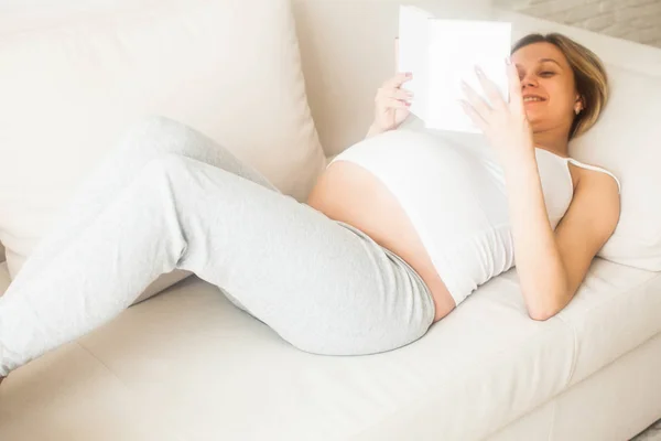 Mujer embarazada descansando — Foto de Stock