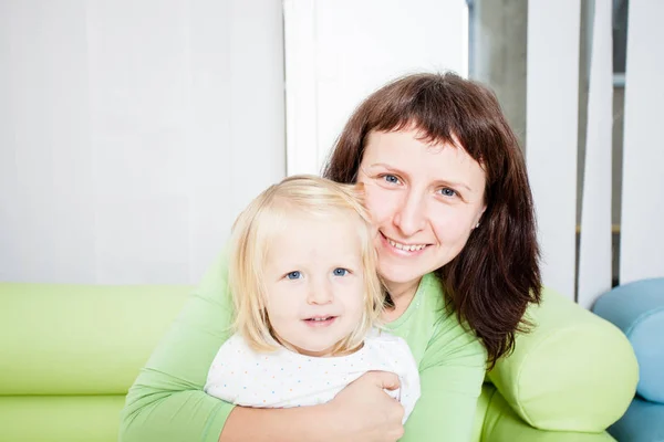 Gelukkig moment van moederschap — Stockfoto