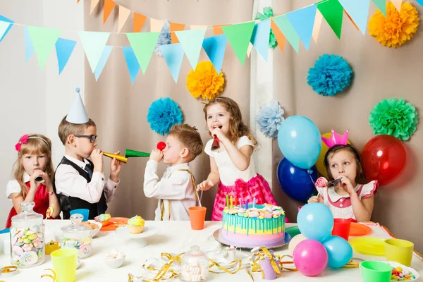 Divertidos juegos de cumpleaños — Foto de Stock