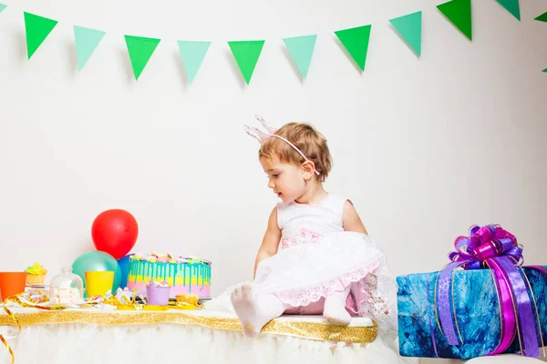 Glad liten födelsedag flicka — Stockfoto