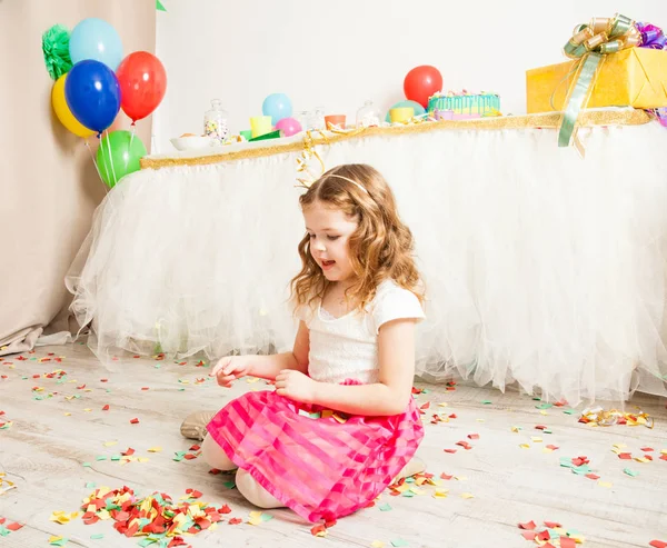 Vieren verjaardagspartij met confetti — Stockfoto