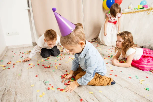 Vieren verjaardagspartij met confetti — Stockfoto