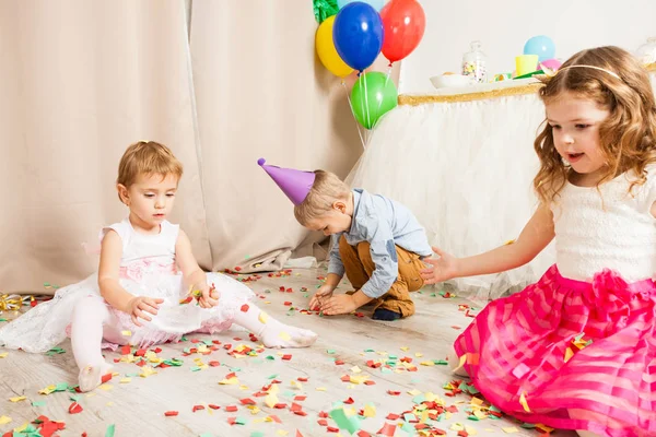 Konfeti ile kutluyor doğum günü partisi