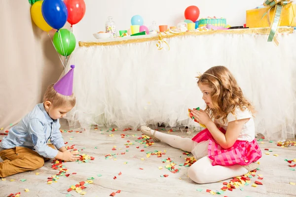 Celebrando festa de aniversário com confete — Fotografia de Stock