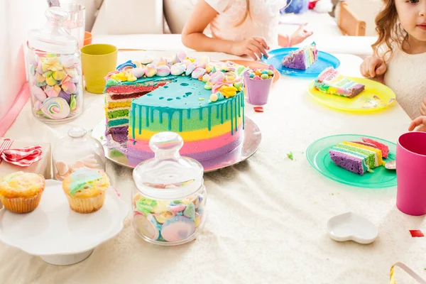 Kleurrijke verjaardagstaart — Stockfoto