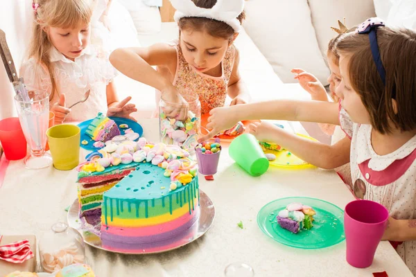 Gâteau d'anniversaire coloré — Photo