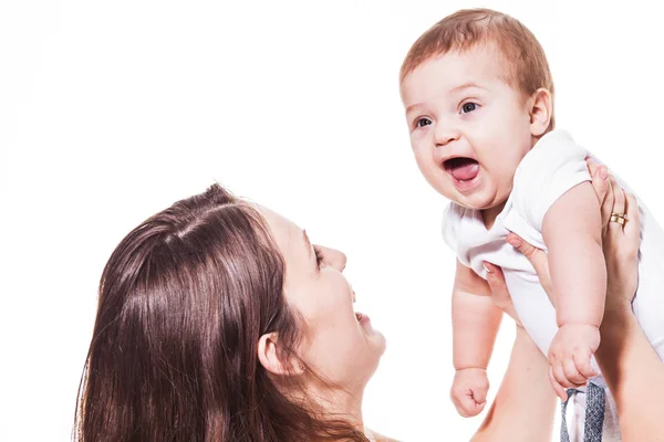 Mutlu anne bebeğini kucağında tutuyor. — Stok fotoğraf