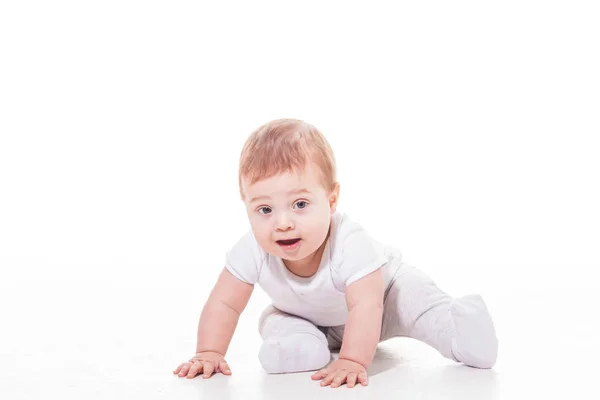 Bebé feliz está jugando en el suelo — Foto de Stock