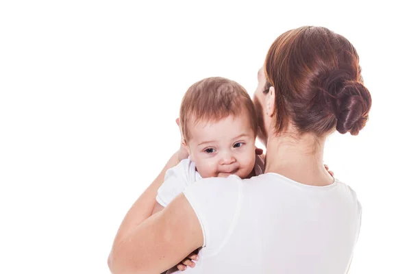 Mãe abraça seu bebê isolado — Fotografia de Stock