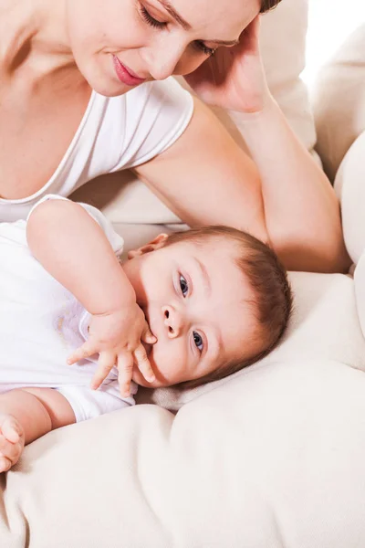 Padre e hijo pequeño yacen — Foto de Stock