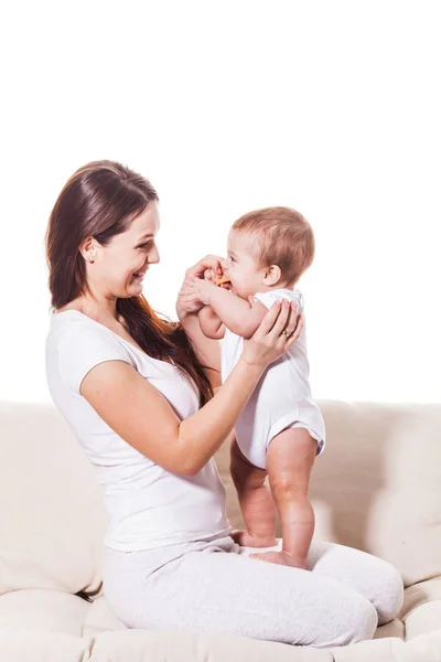 Feliz madre sonriente con el bebé — Foto de Stock