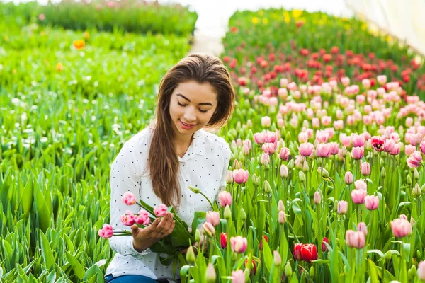 Žena s tulipány — Stock fotografie