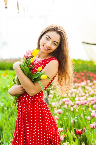 Hübsche Frau, die Blumen auswählt — Stockfoto