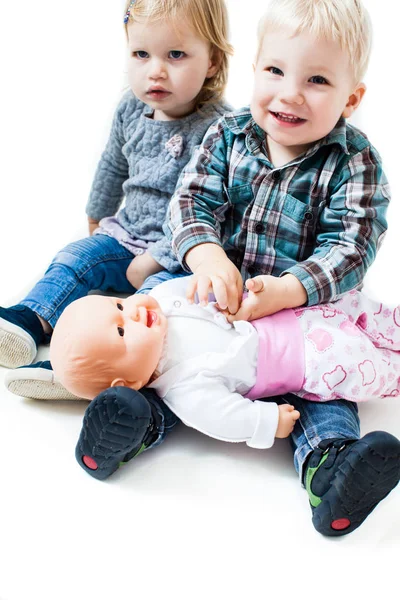 Die Kinder spielen in der Elternschaft — Stockfoto