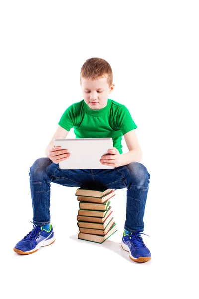 Chlapec s notebookem a knihami — Stock fotografie