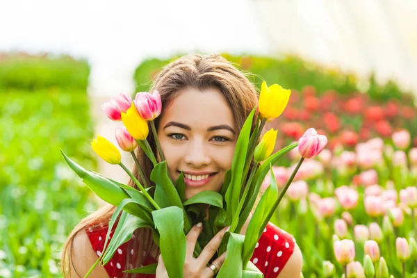 Femme avec bouquet de fleurs de tulipes — Photo