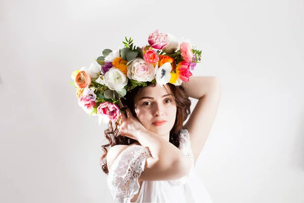 Vrouw houdt haar hoofd met kunst bloemen — Stockfoto