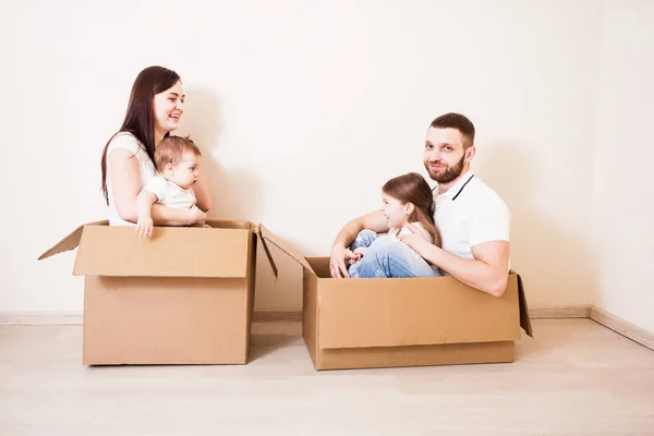 Family unpacking cardboard boxes — Stock Photo, Image