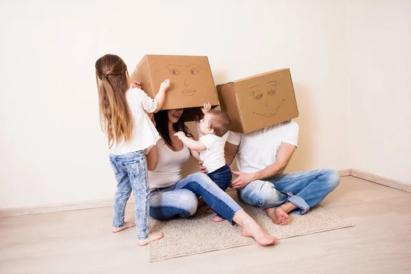 The children found their parents — Stock Photo, Image