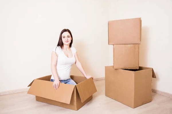 The pretty woman in the box — Stock Photo, Image