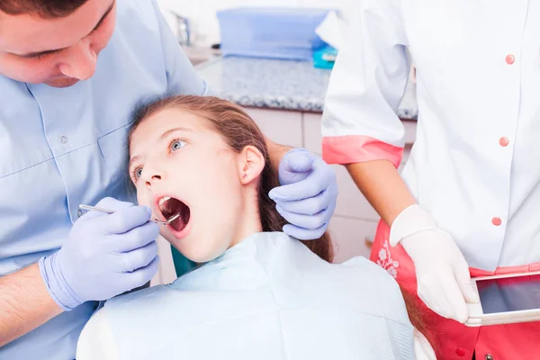 在牙科诊所的青少年 — 图库照片