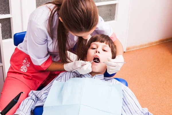 Подросток в зубной клинике — стоковое фото