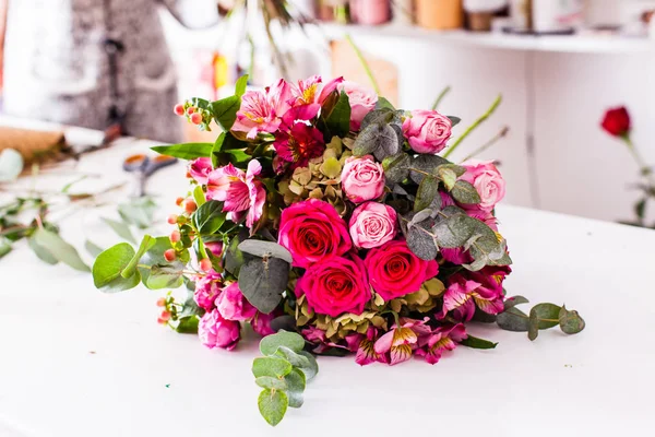 Finished bouquets on the table — Stock Photo, Image