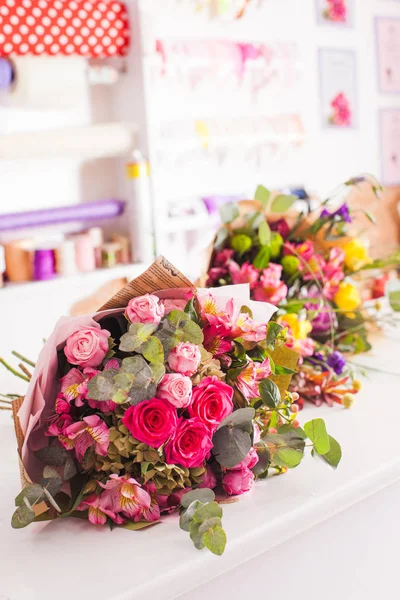 Finished bouquets on the table — Stock Photo, Image