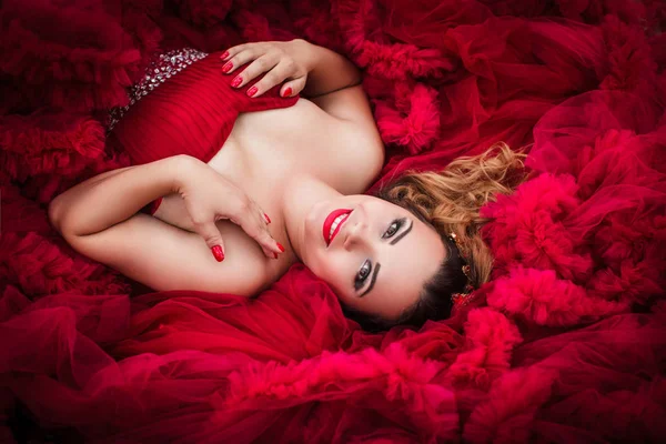 Mulher de vestido nublado vermelho — Fotografia de Stock